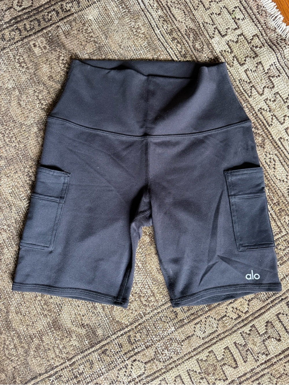 ALO Yoga Black High-Waist Cargo Bike Shorts women’s small - Picture 4 of 4